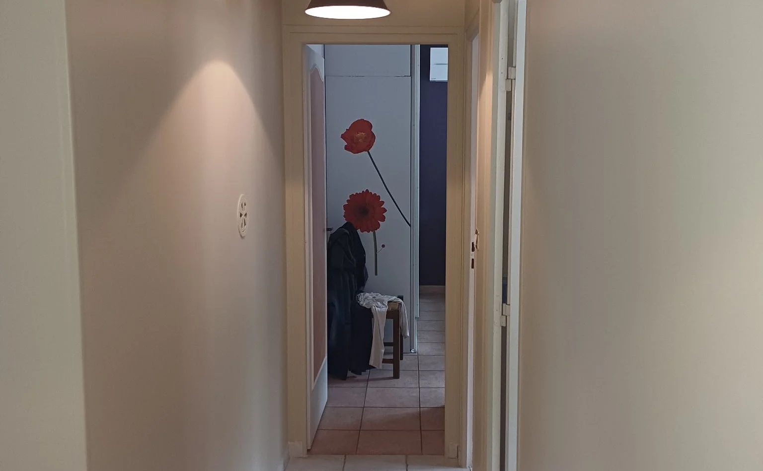 Couloir rénové, finitions autour des portes